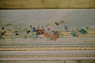 Voute: architektonische Scheinöffnungen mit Blumengehängen und Vögeln