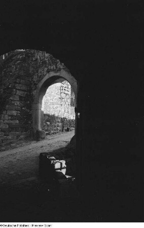 Blick durch ein Eingangstor des Schösserturms der Burg