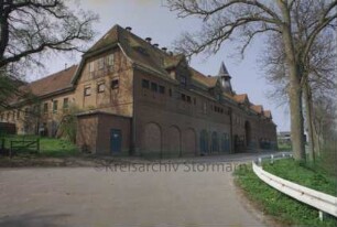 ehemaliges Gut Trenthorst-Wulmenau: Trenthorst: Wirtschaftshof [Karree]: Torhaus: Blick von Nordosten: Straßenfront mit Durchfahrt