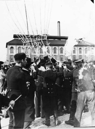 Jena. Ballonfahrertreffen. Startplatz für Ballonfahrt. Aufrichten des Ballons. Männer halten die Seile des Ballons. Blick gegen ein Fabrikgebäude