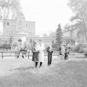 Garten der Orthopädischen Klinik Birkenwerder mit angeschlossener Oberschule für Körperbehinderte