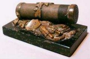 Briefbeschwerer der Siemens-Schuckert-Werke GmbH (Motiv: "Kanonenrohr" aus einem Kabelstück auf Werkzeug und Arbeitsmaterial; auf Marmorplatte montiert)