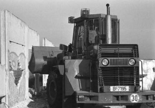 Bagger beim Abriss der Grenzmauer in der Falkenseer Chaussee/Spandauer Straße