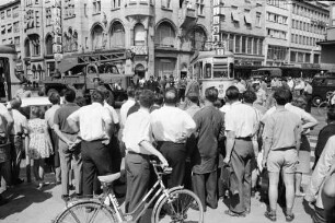 Zusammenstoß zweier Straßenbahnen an der Kreuzung Kaiser-/Karlstraße infolge falscher Weichenstellung.