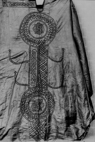 Upper part of a man's garment with embroidery