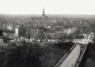Zwickau, Stadtansicht : Zwickau. Stadtansicht mit Paradiesbrücke (Straßenbrücke über die Zwickauer Mulde). Blick vom rechten Ufer nach Westen gegen Marienkirche
