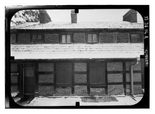 Baruth/Mark-Glashütte, Hüttenweg 8. Arbeiterwohnhaus (um 1840). Eingangsfront (Teilansicht)