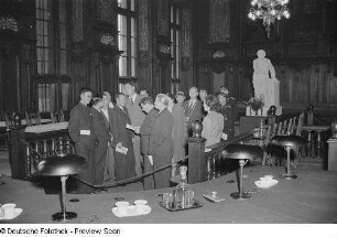 Chinesische Delegierte im Plenarsaal des Reichsgerichtes (heutiges Bundesverwaltungsgericht)