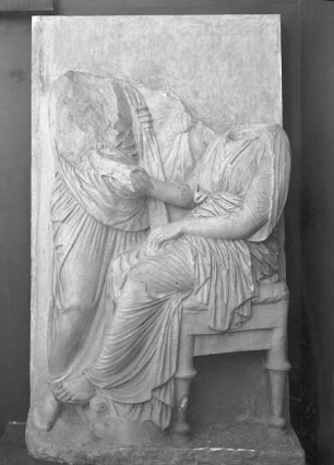Grabstele mit Frau und Mann