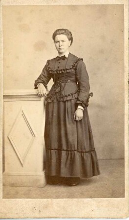 Studiofotografie einer Frau in einem langen Kleid