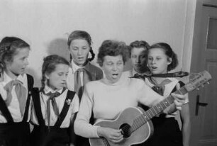 Schülerinnen und Lehrerin der Wilhelm-Pieck-Schule : Lehrerin mit Schülerinnen, musizierend