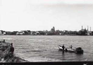Wolgast, Stadtansicht : Wolgast. Stadtansicht vom Ufer der Insel Usedom über den Peenestrom mit Fischerboot nach Südwesten