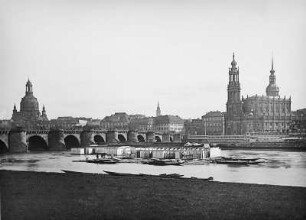 Dresden, Frauenkirche, alte Augustusbrücke, Palais Brühl und Katholische Hofkirche, im Vordergrund Johannes- und Sidonien-Bäder. Ansicht vom Neustädter Elbufer