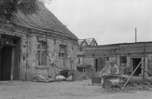 Reportage: Maschinen-Ausleih-Stationen (MAS) Sachsendorf : Blick in einen Hof
