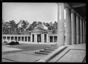Darmstadt, Waldfriedhof, Haupteingang mit Säulengang