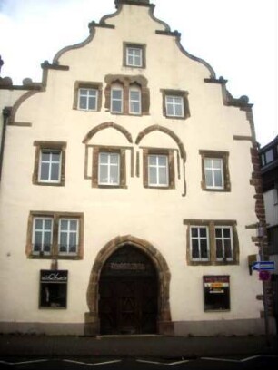 Haus am Markt des Erich Mohr über Giebelseite mit gotischen Fensterresten