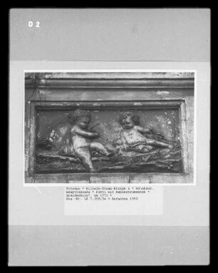 Putti mit Meßinstrumenten