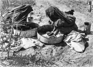 Wäscherinnen : Frauen waschen Kleidung in der Oase von Ghadames