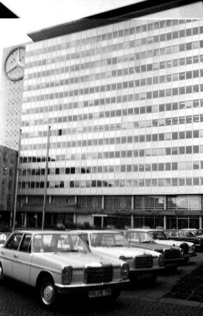 Stuttgart, Untertürkheim: Mercedes-Verwaltungshochhaus