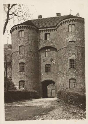 Ostpreußen. Frauenburg am Frischen Haff. Ansicht des Portals zum Hof des von 1329 bis 1388 errichteten Frauenburger Doms