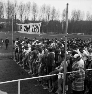 Spiridon-Club Bad Oldesloe - Laufgemeinschaft Trave e.V.: Travemarathon (Travelauf): Kurparkstadion: Teilnehmer kurz vor dem Start