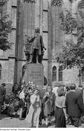 Besucher und Ehrenkränze am Bach-Denkmal
