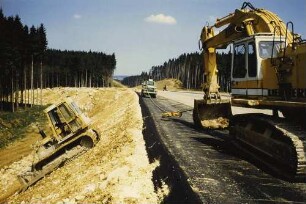 Asphaltbetondichtungsschicht zum Schutz des Grundwassers Böschungsherstellung, links Seitenablagerung