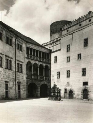 Jindřichův Hradec (Neuhaus). Schloss (13. Jh.). Schlosshof mit Kleinen Arkaden (1590-1592) und Brunnen