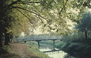 Beste: hinten Fußgängerbrücke: links Kurpark: rechts hinter Büschen Haus