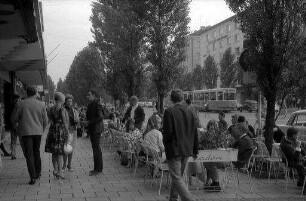 München, Schwabing: Café-Terrasse in der Leopoldstraße