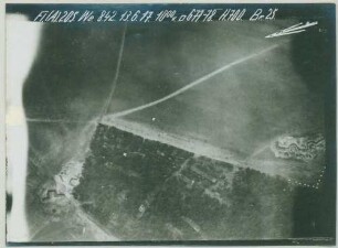 Foto der Fliegerübung "Windmühlenlager Ost" mit Schützenlinie und Tuchmarkierung (Luftbild)