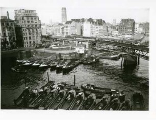 Hamburg. Barkassen liegen im Binnenhafen. Blick zum Hochbahnviadukt