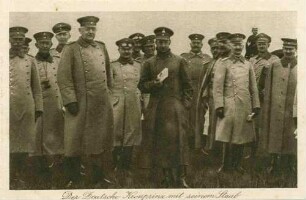 Kronprinz Friedrich Wilhelm Viktor August Ernst von Preußen (1882-1951), Oberst mit vierzehn Offizieren seines Stabes je in Uniform mit Mütze