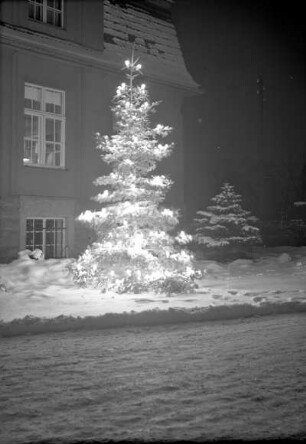 Radebeul-Kötzschenbroda, Fabrikstraße 27. Elektroarmaturenwerk JWH. Beleuchteter Weihnachtsbaum vor Verwaltungsgebäude