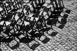 Bestuhlung für eine Freiluft_Veranstaltung auf dem Bielefelder Klosterplatz