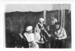 Gruppenfoto auf einer Faschingsfeier in der Wohnung von Hans und Etha Richter in Ankara