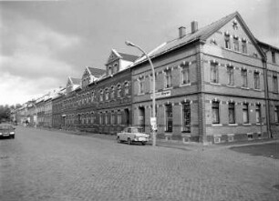 Schöneck, Hauptstraße 48 (Ecke Schillerstraße)/50/52. Wohnhäuser (1880/1900). Straßenansicht