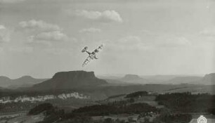Elbtal bei Rathen, Blick von der Bastei auf Sportflugzeug Klemm L-30 bei einem Reklameflug für Sturm-Zigarettenfabrik Arthur Dreßler