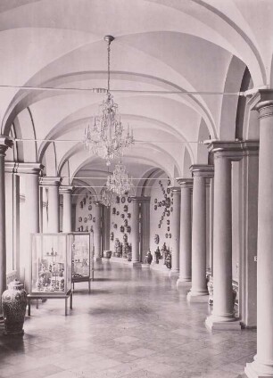 Porzellansammlung Dresden : Dresden, Zwinger, Inneres, Ausstellung der Porzellansammlung. Bogengalerie J mit chinesischen und japanischen Porzellanen. Neuaufstellung, Eröffnung 23. 9. 1962