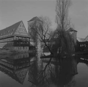 Nürnberg. Weinstadel (15. Jh.), Wasserturm und Henkersteg, Blick von Südwesten über die Pegnitz