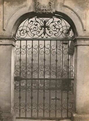 Gruftkapelle Rothesche Gruft : Gruftgitter an der Nordwand auf dem Klosterfriedhof