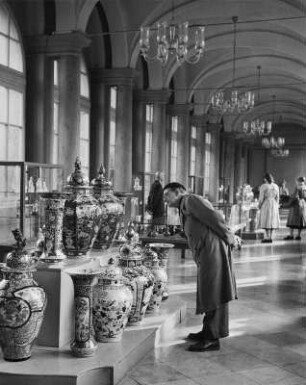 Dresden. Zwinger, Porzellansammlung, Blick innerhalb der Langgalerie mit Ausstellungsvitrinen und Vasen, Selbstporträt? des Fotografen
