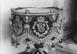 Silberne Pauke mit Paradebehang des Kgl. Sächs. Karabinier-Regiments