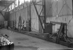 Radebeul-Kötzschenbroda. Elektroarmaturenwerk JWH. Fabrikhalle. Hohlseil-Versuchsstrecke. Gesamtansicht der Hohlseil-Schwingungsmaschine mit Tragbock und Gewichtsnachspannung