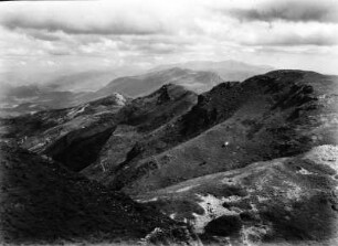 Gebirgszug : Blick ins Tal, im Hintergrund der Zusammenfluss von Rio Grande und Rio Mizque.