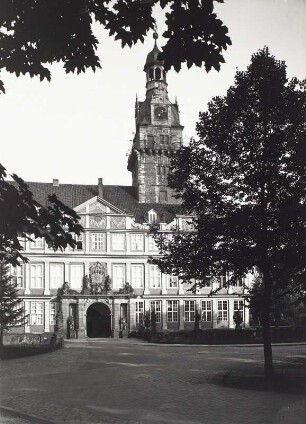 Wolfenbüttel, Schloss : Wolfenbüttel. Schloss. Ansicht von Südosten mit Tordurchfahrt und Hausmannsturm