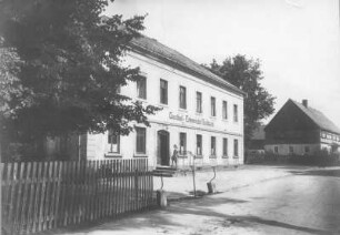 Fischbach (Arnsdorf-Fischbach), Wilschdorfer Straße 3. Gasthof zum Erbgericht (um 1890). Straßenansicht