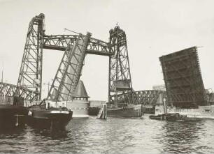 Rotterdam, Eisenbahnhebebrücke : Niederlande. Rotterdam. Straßenklappbrücke und Eisenbahnhebebrücke