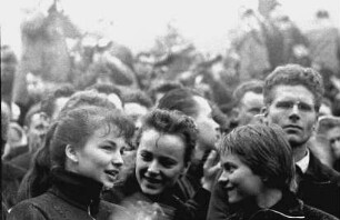 Publikum anlässlich Chruschtschows Besuch in Leipzig
