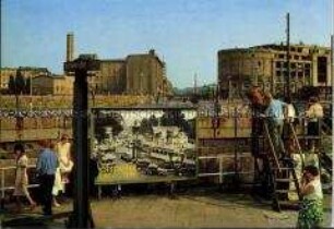 Besucher an der Berliner Mauer am Potsdamer Platz